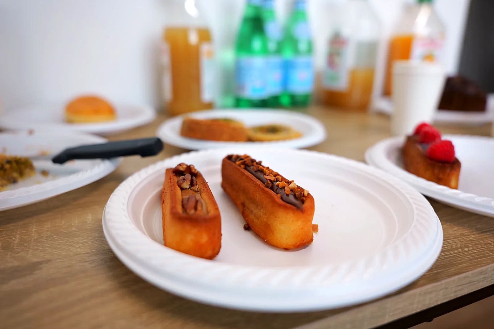 Deux financiers aux noix de pécan et au chocolat sur une assiette