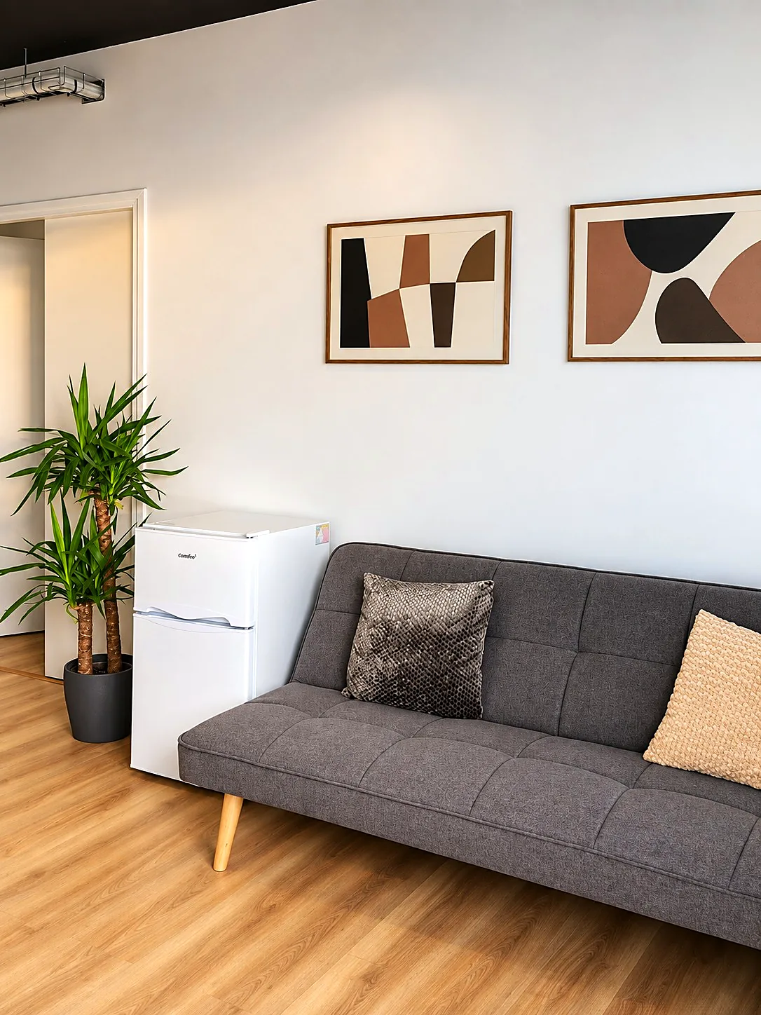 Espace détente avec canapé et plantes