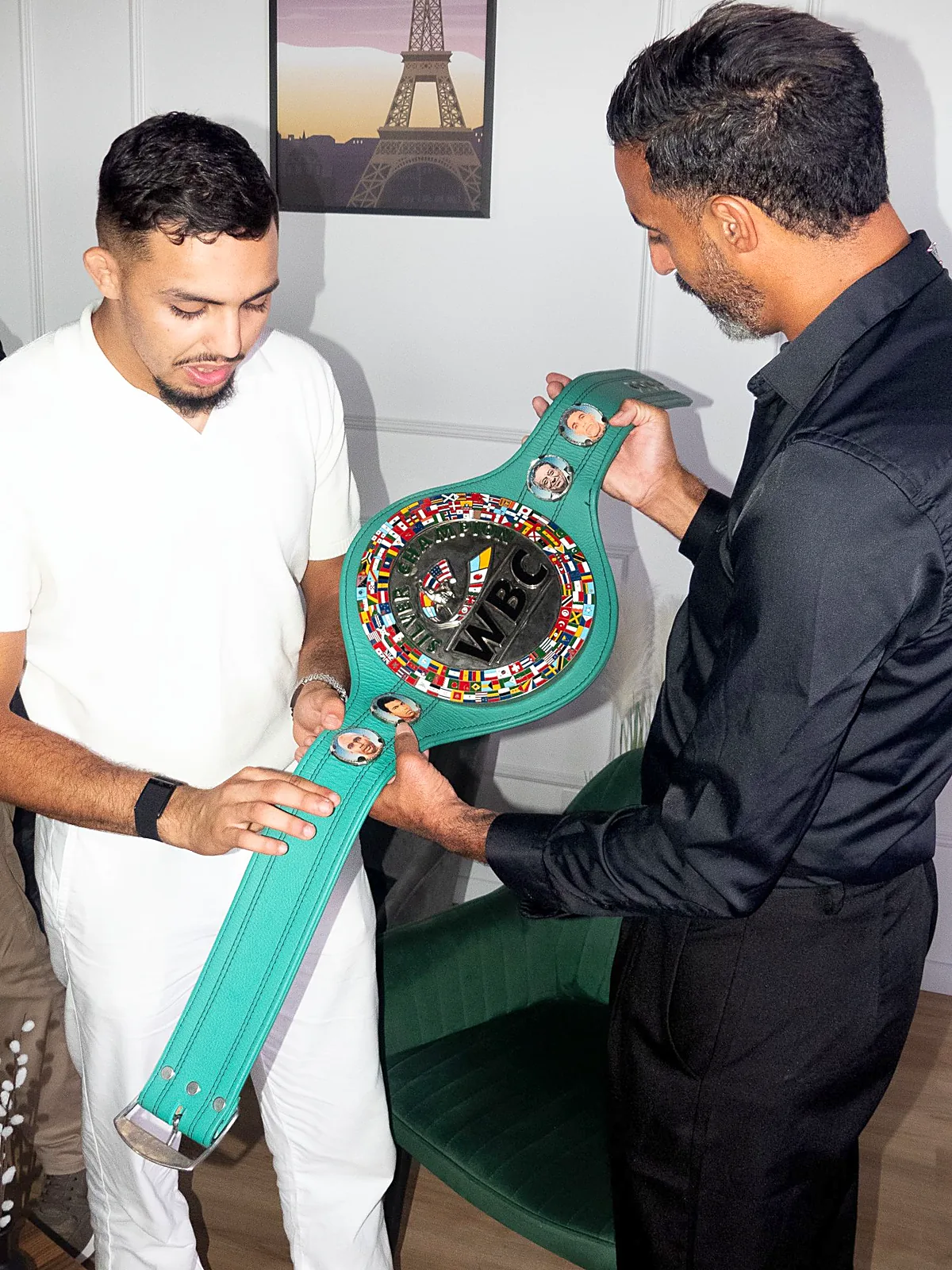 Un champion présente sa ceinture à un membre de l'équipe