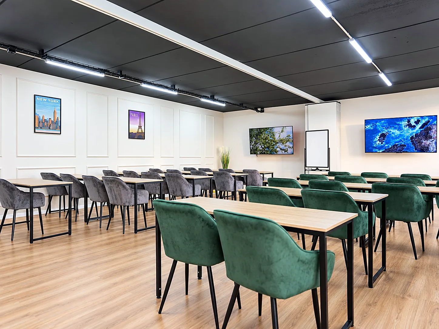 Salle de cours équipée d'écrans et d'un tableau blanc