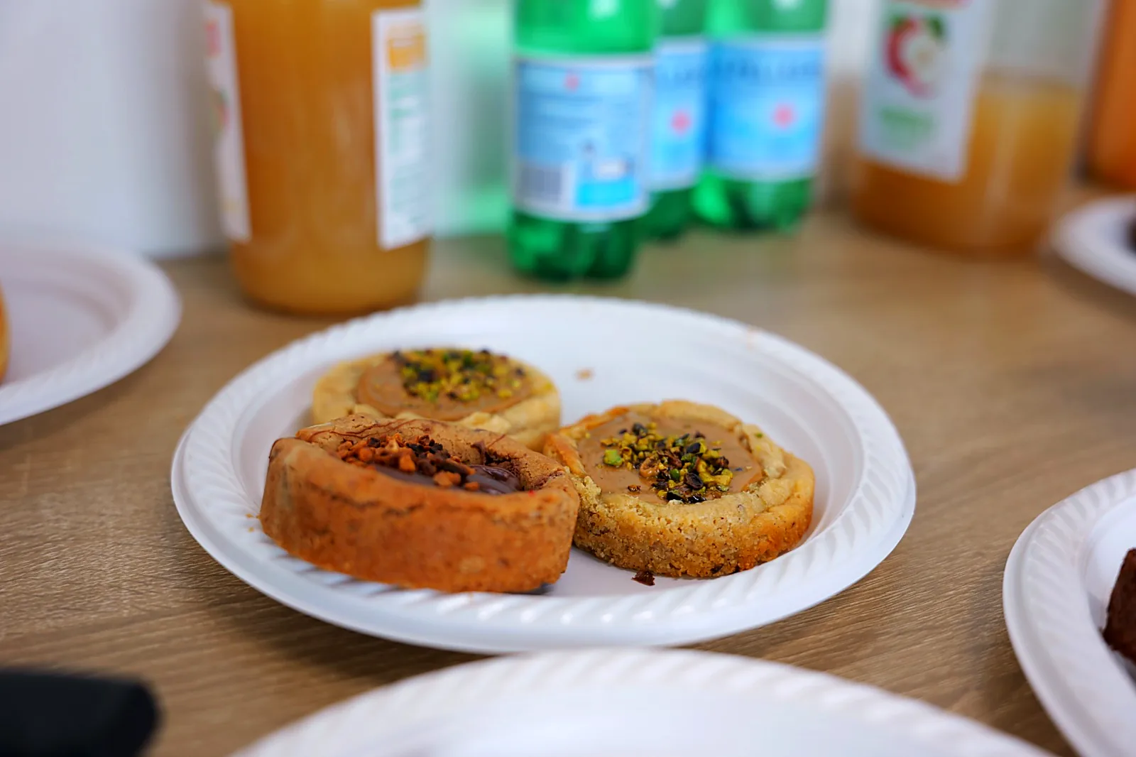 Trois tartelettes aux pistaches et au chocolat sur une assiette